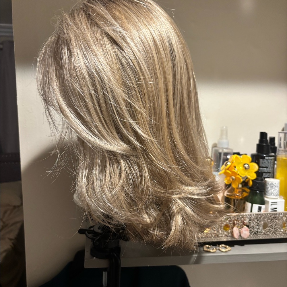 Jon Renau wig Miranda pre owned in shaded praline excellent condition. See pics